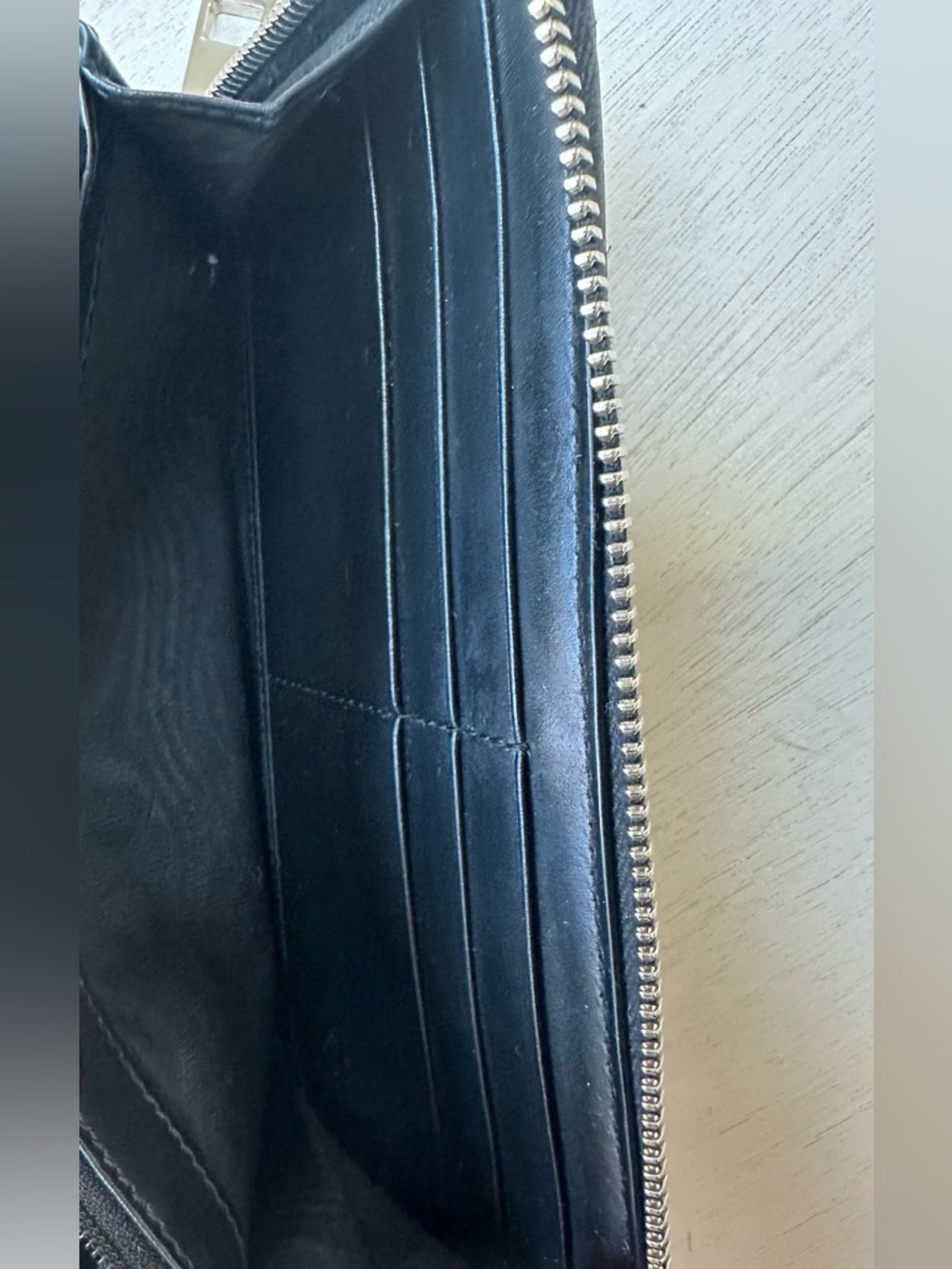 Authentic Gucci GG embossed zip-around wallet in black leather. Made in Italy. - Picture 10 of 14
